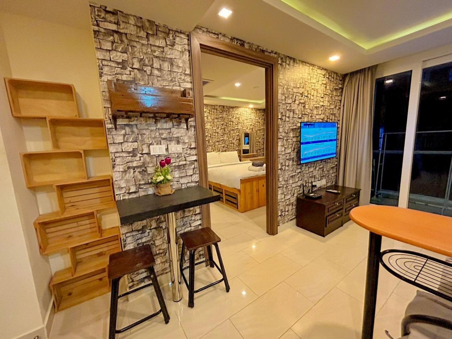 Grand Avenue Apartment *