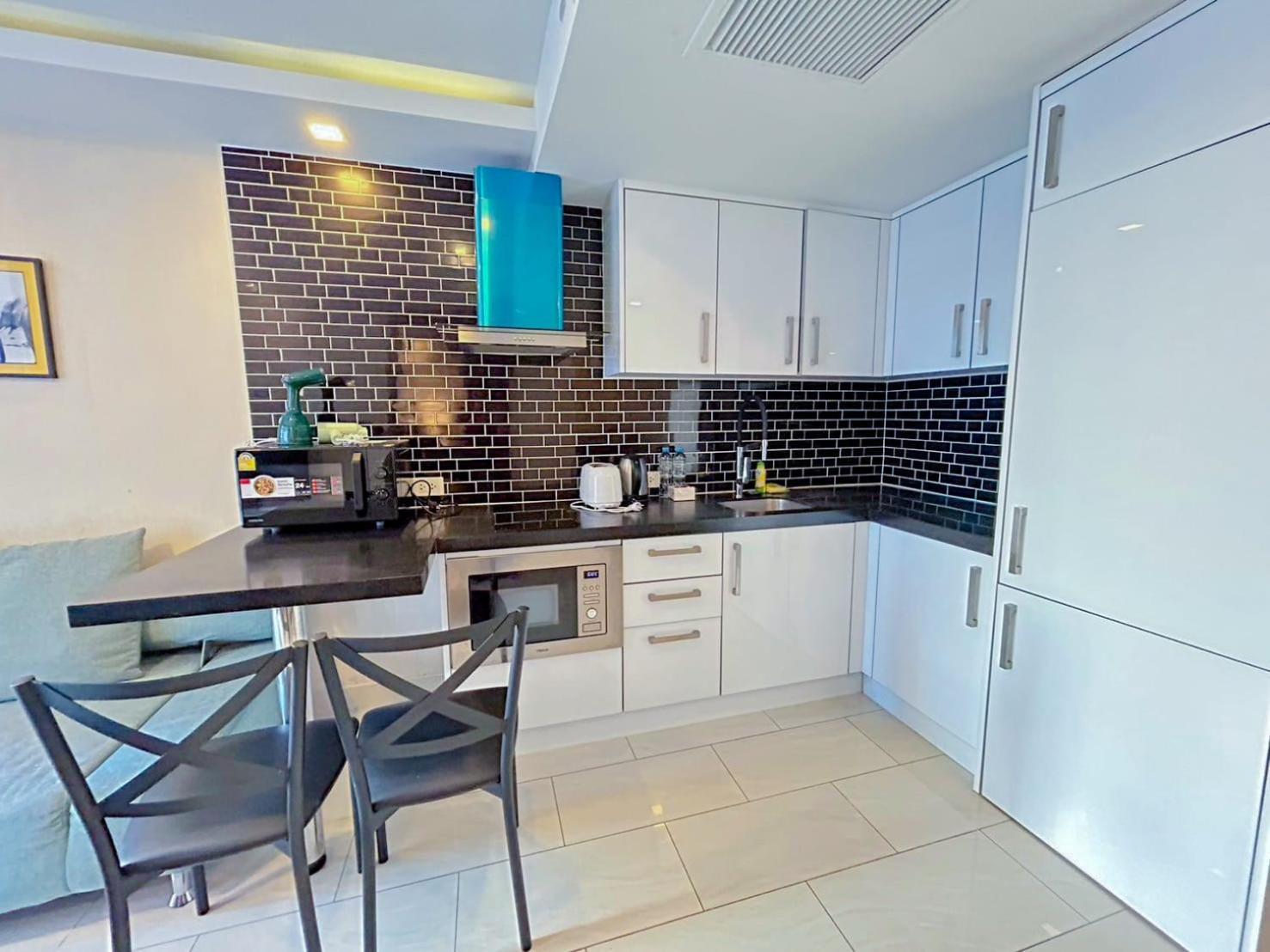 Grand Avenue Apartment